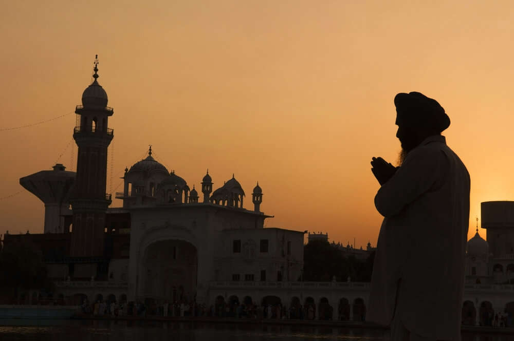 a sikh guy praying