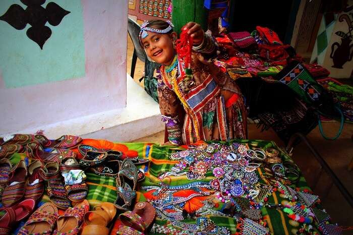 Little girls selling handicrafts at Kutch