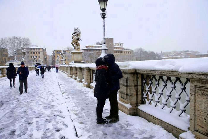 rome snowfall kissing