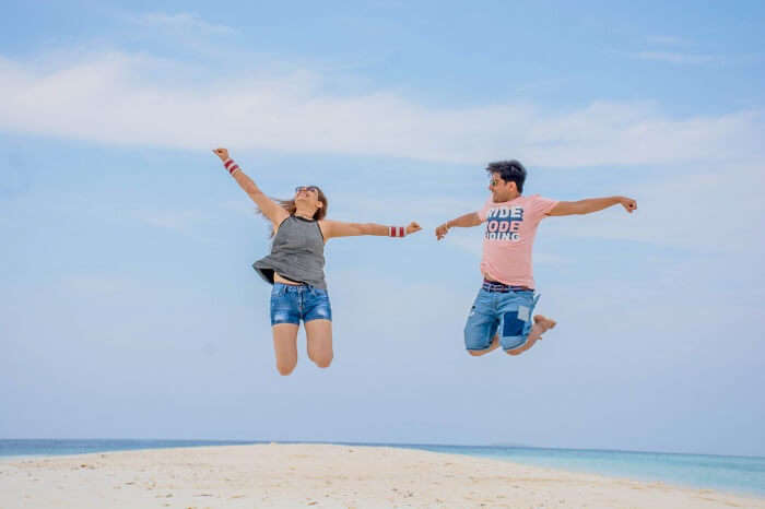 ankit wadhwa maldives honeymoon: photoshoot jumping