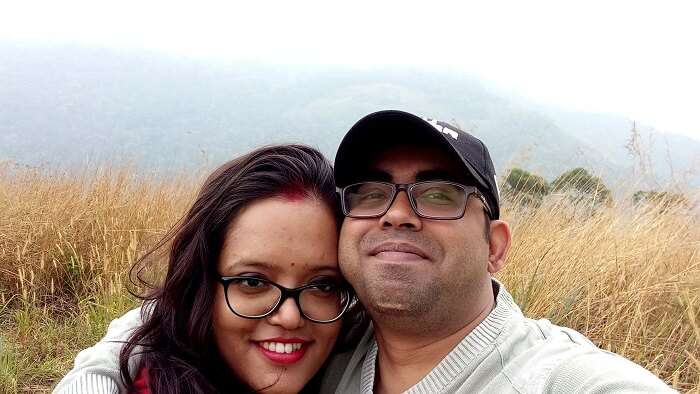 couple clicking selfies in munnar