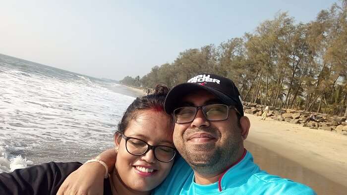 couple on cherai beach