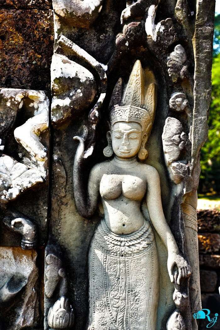 sculptures angkor wat temple