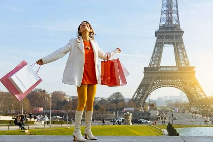 tourist shopping in paris