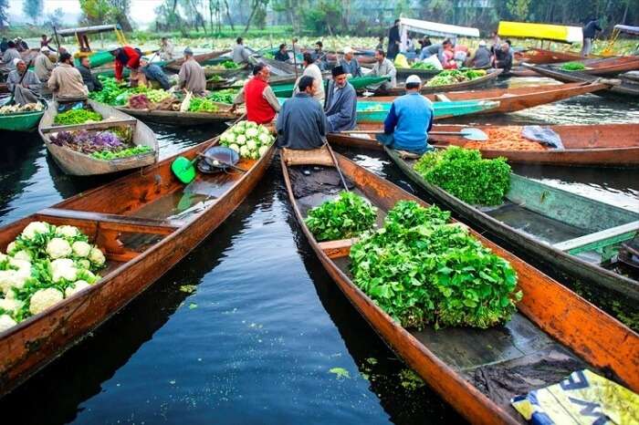 Floating market In Srinagar