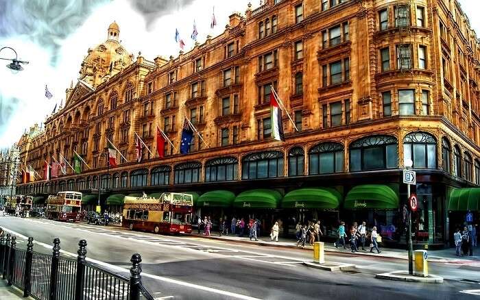 LONDON, UK - JULY 9, 2016: Louis Vuitton Fashion Store At Sloane Street In  London. Sloane Street Is Located In Royal Borough Of Kensington And Chelsea  And Is Known For Its Luxury