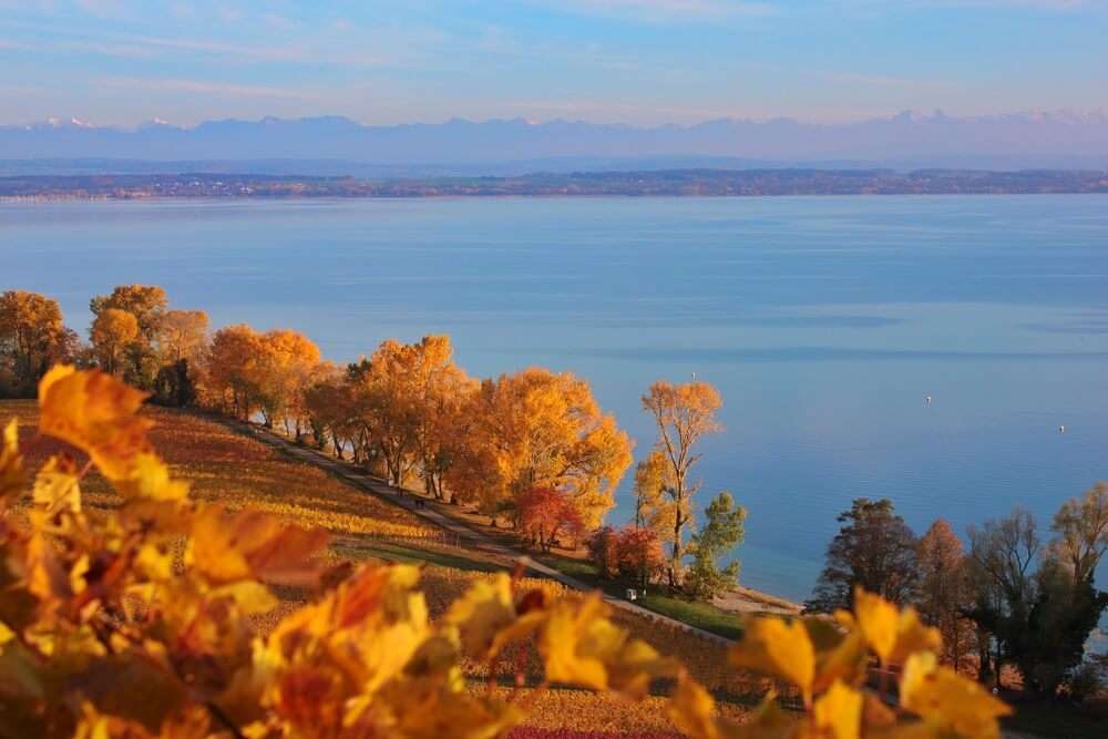 shutterstock_386280658-Lake Neuchatel