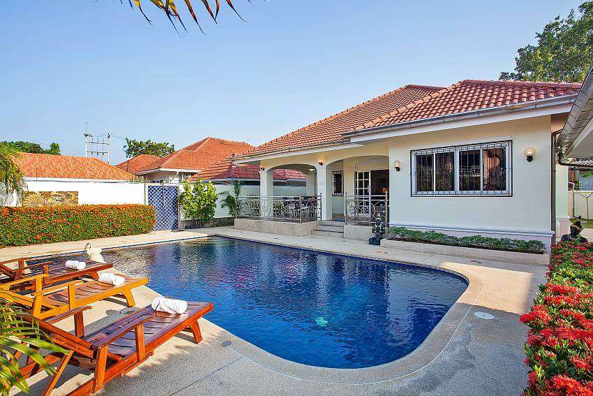 outdoor pool of Baan Kinara Villa