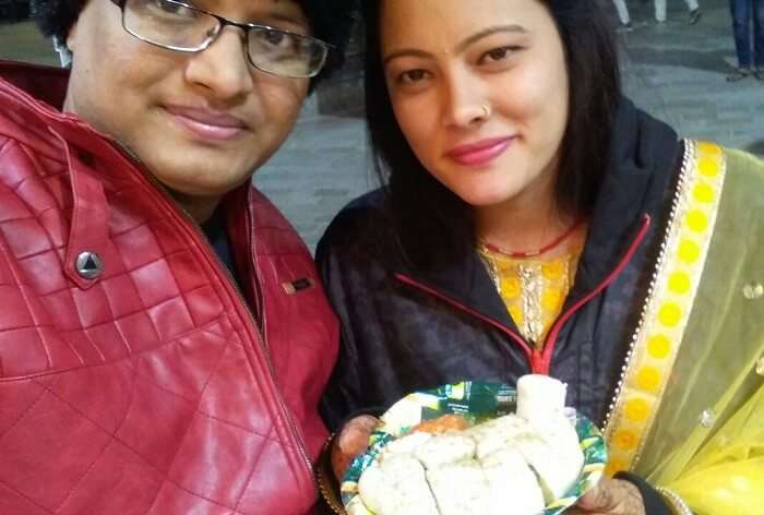 kuldeep manali honeymoon trip: having momos