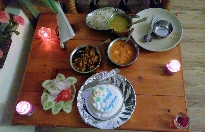 kuldeep manali honeymoon trip: honeymoon cake in room