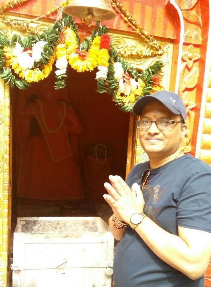 kuldeep manali honeymoon trip: kuldeep praying at temple