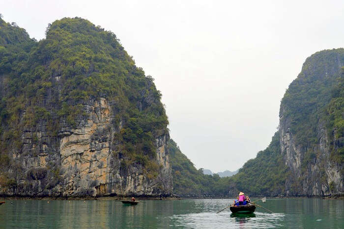 pallavi vietnam family trip: boating at halong