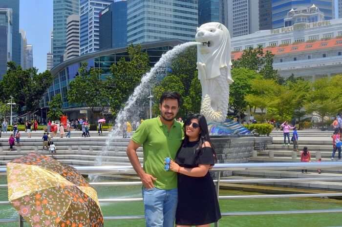 anshu singapore trip: sushant and anshu posing near merlion