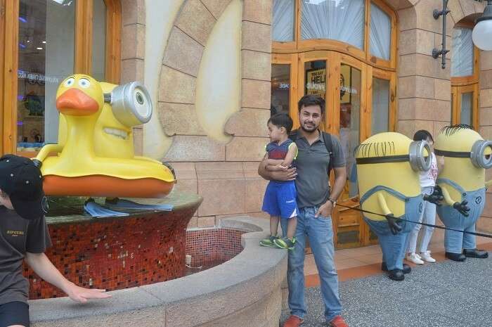 anshu singapore trip: sushant and son at minion zone