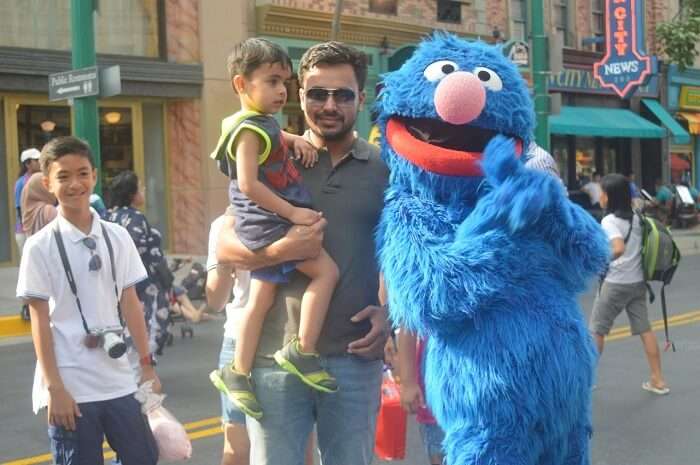 anshu singapore trip: sushant with son inside universal studios