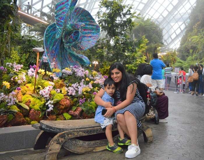 anshu singapore trip: anshu with son in market