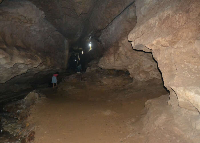 Limestone_caves_with_underground_river