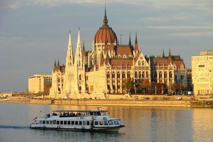Sail, dine, and enjoy a concert n vienna