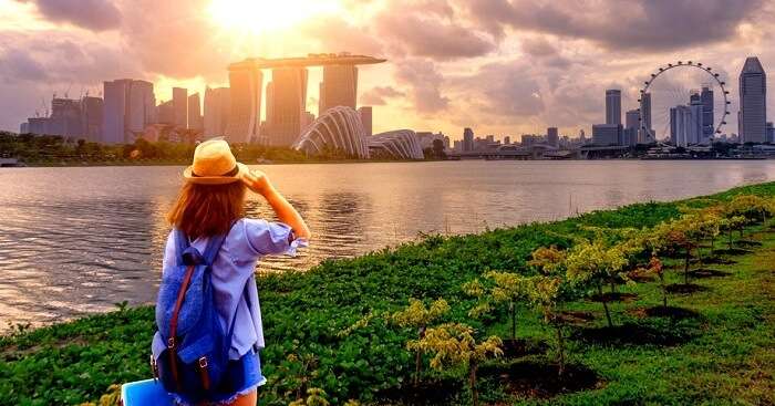 girl looking at singapore flyer