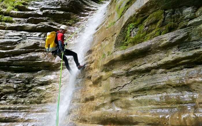  Water Rappelling