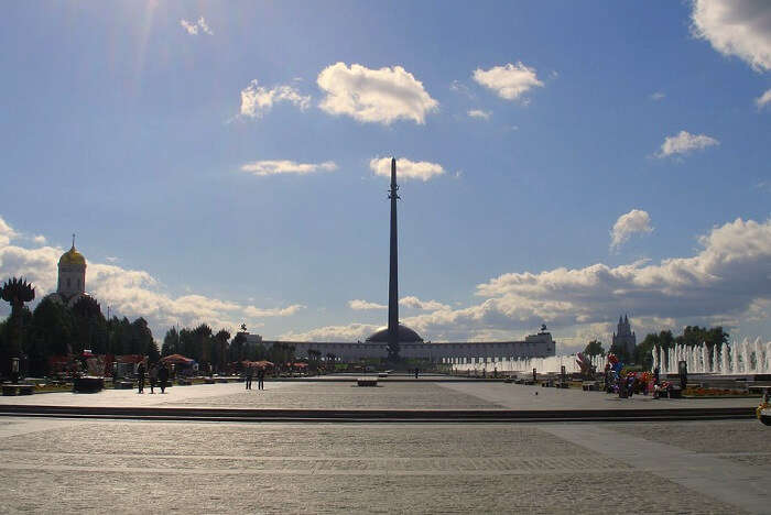 Explore the Poklonnaya Hill