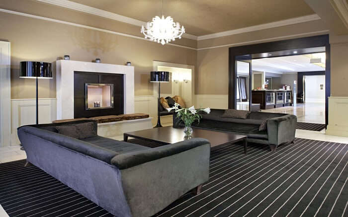 Shamrock Lodge Hotel living area