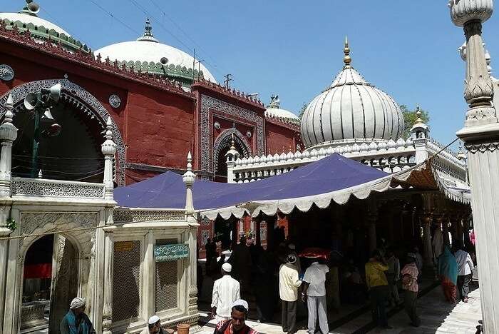 -Nizamuddin_Dargah_and_Jamaat_Khana_Masjid,_Delhi