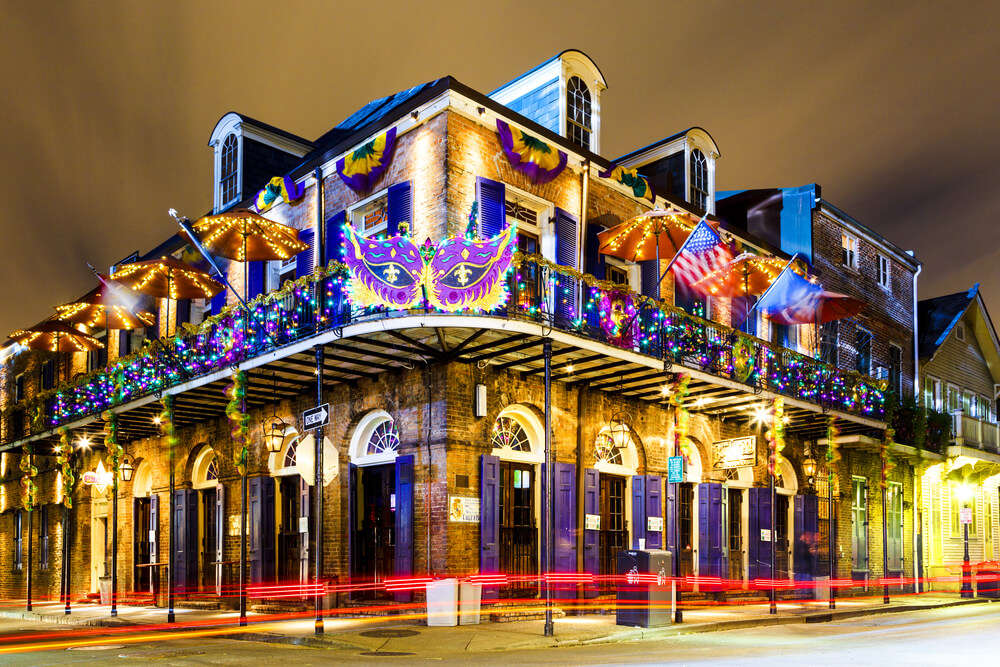 how many bars are on bourbon street in new orleans