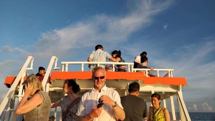 people on sunset dolphin cruise