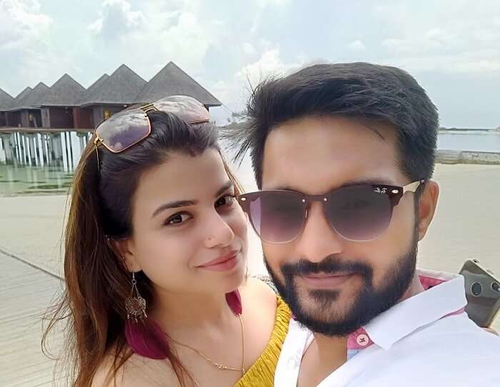 couple outside olhuveli resort