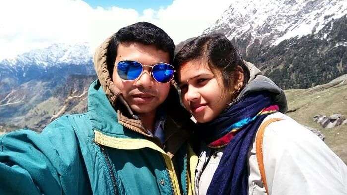 couple clicking picture in solang valley