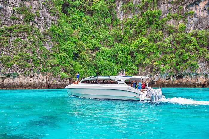 Sail to and fro with easy-breezy private speedboat transfers