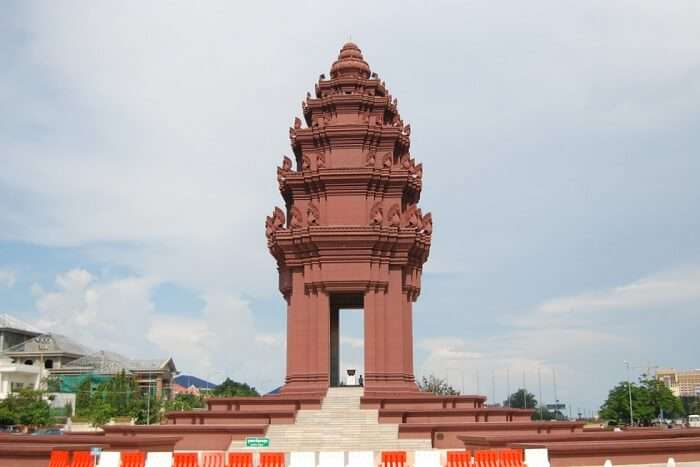 Visit the Independence Monument phnom penh