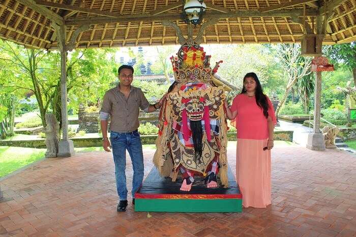 couple at Taman Ayun Temple