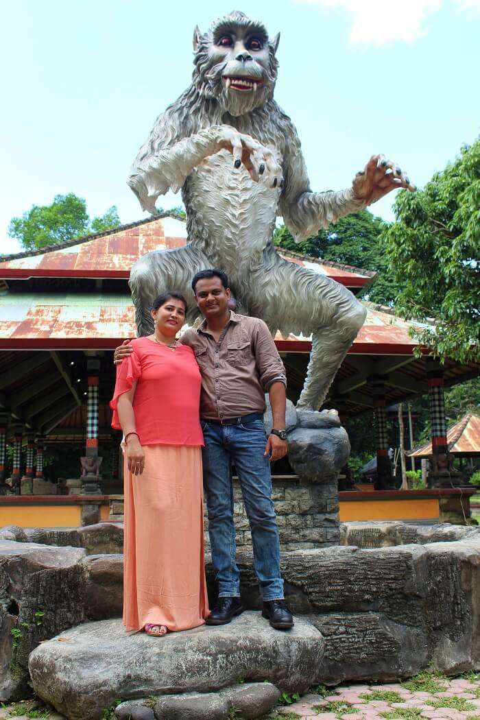 couple visit Taman Ayun Temple