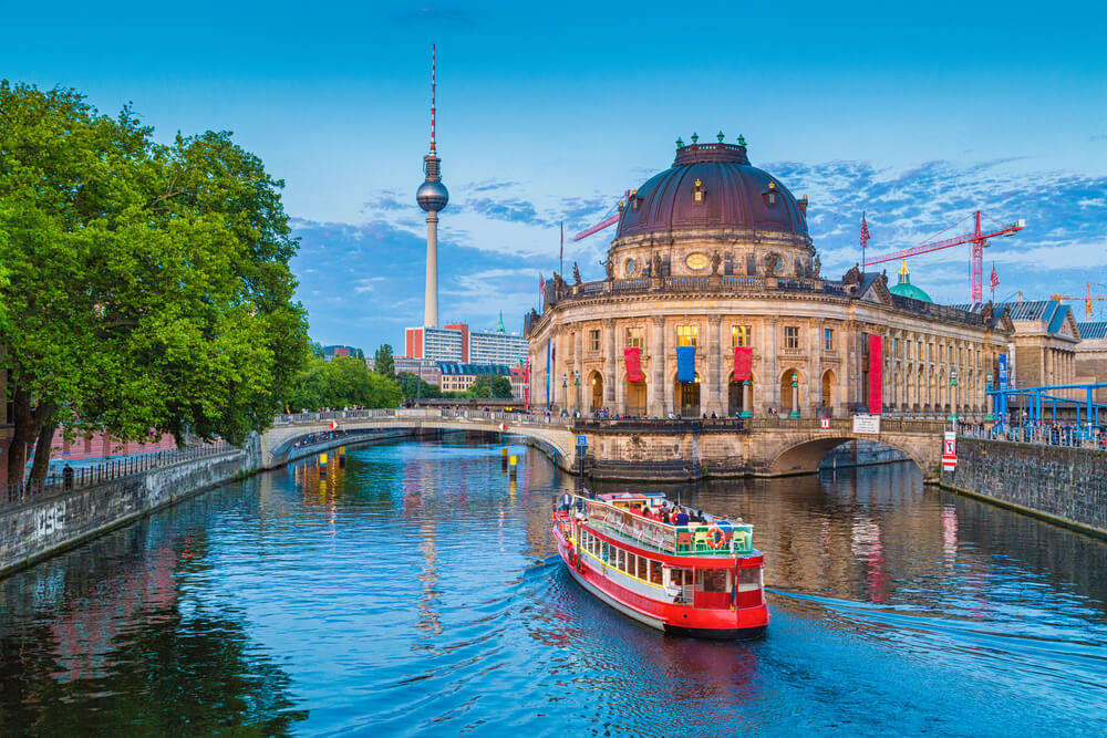 berlin features and tourist attractions