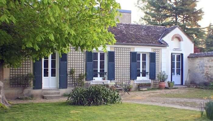 Pretty Little House by the Seine