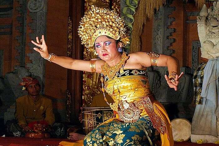 balinese woman dancing