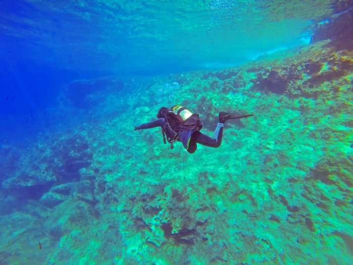 Anak laki-laki menyelam di laut