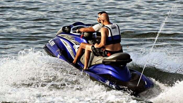 peoplle doing water skiing in sri lanka