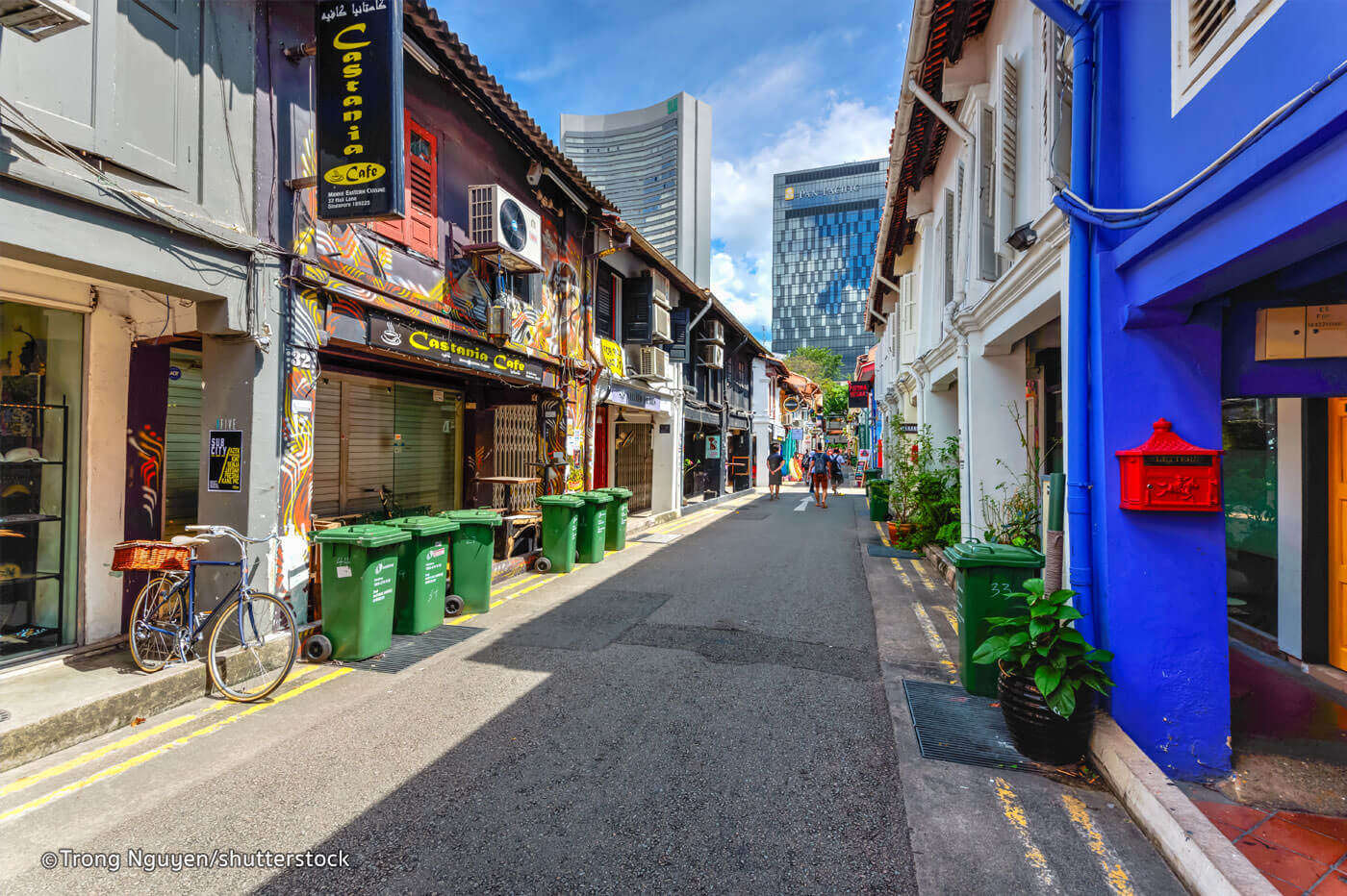 Heritage tourism. Хаджи Сингапур. Малайский квартал Kampong Glam. Narrow Street. Улица Сингапур с мусорками.