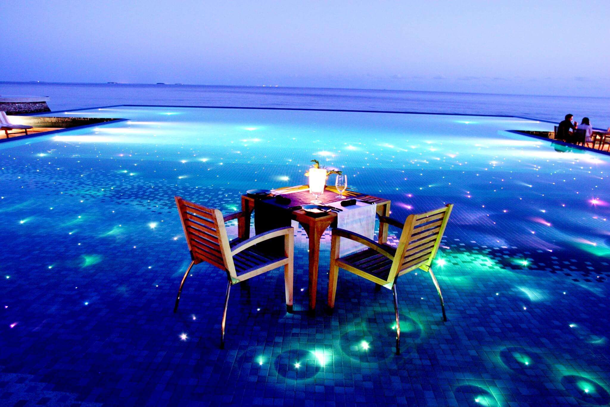 dining experience at beach side