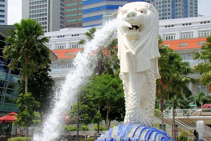 Take a stroll at the Merlion Park