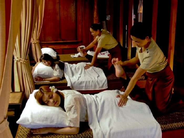 masseuse doing their job