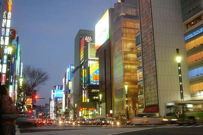 114 Shoppers Visit The Luxury Brand Stores In Tokyo Stock Photos