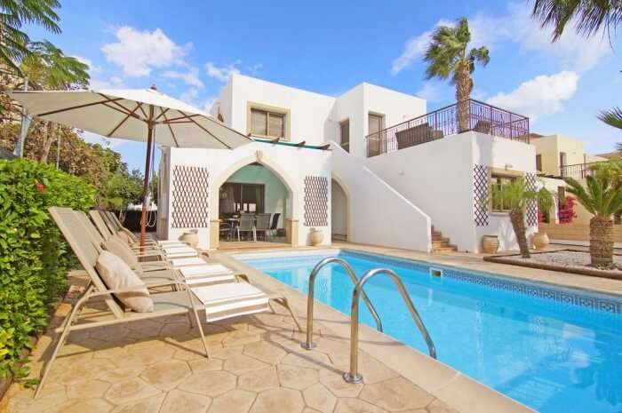 Villa Topaz – Modern villa with barbeque table and swimming pool