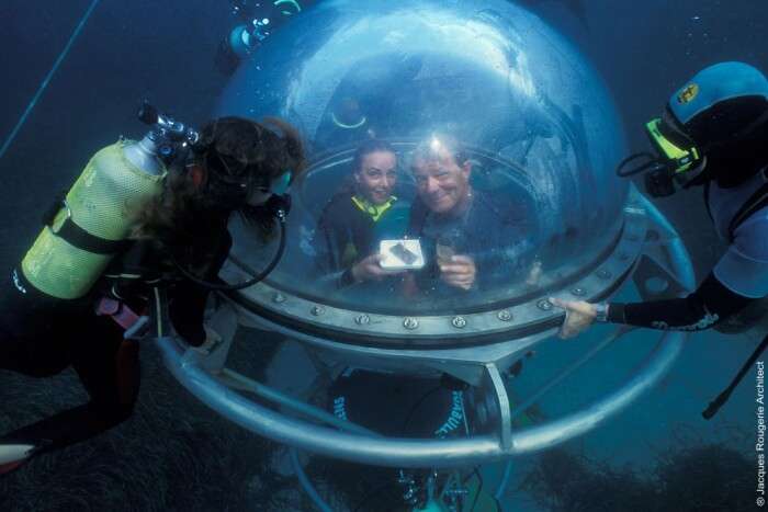 Go in an underwater submersible