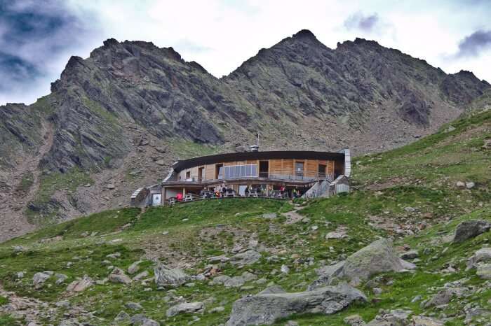 Das Refuge du Nid D'Aigle mit dem Bergkamm «Les Rognes» im Hinte