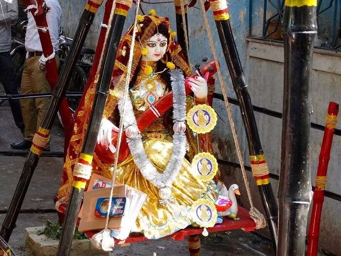 Goddess_Saraswati_dressed_in_yellow_sari_for_Vasant_Panchami_Festival,_Kolkata