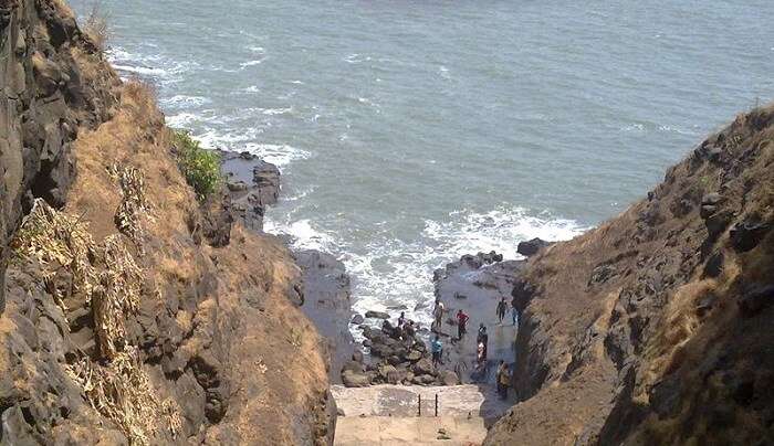 famous beach in Harihareshwar